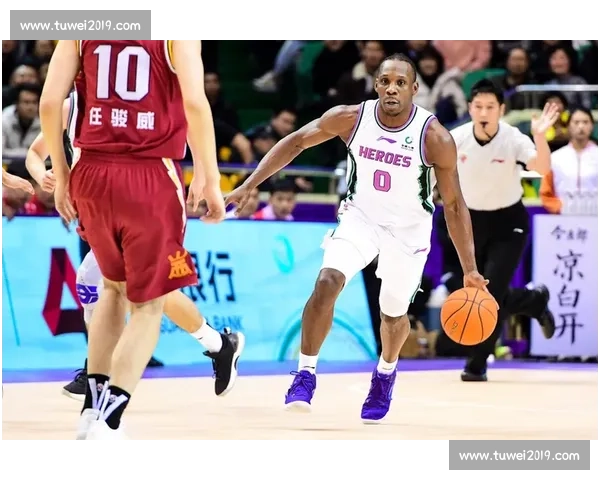 美高怪物内线庆祝太狂放，险些撞飞队友！