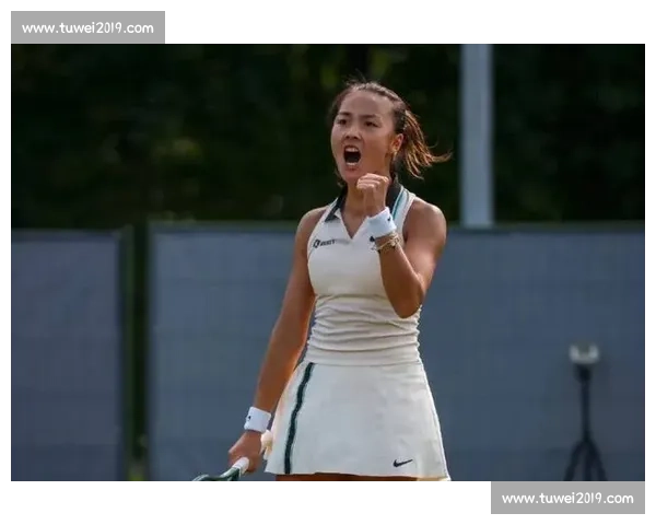 郑钦文发球破局！中国金花草地突围，袁悦张帅虽败犹荣